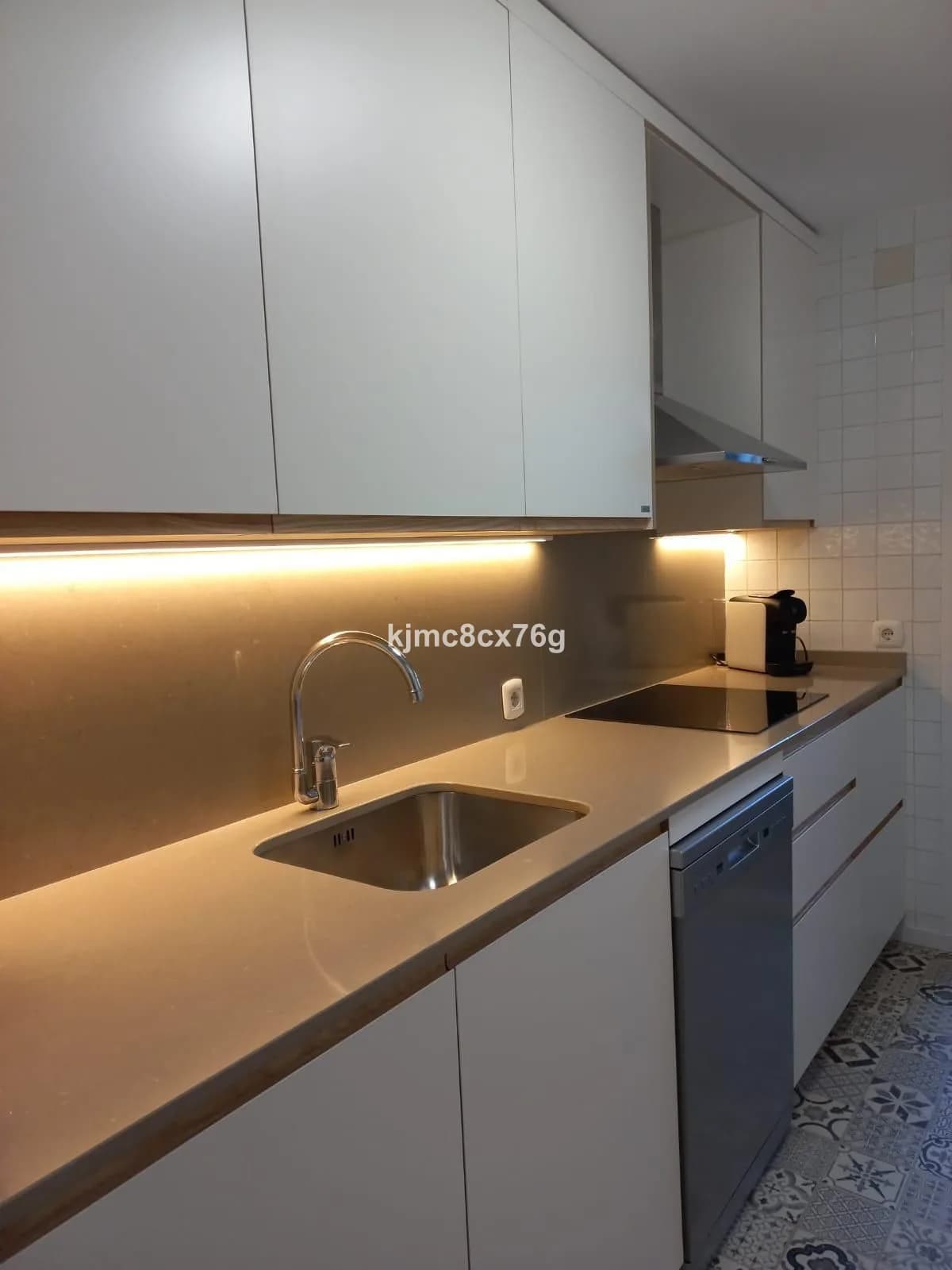 3 Bedroom Middle Floor Apartment for Sale in Calahonda, Málaga - Image 9
