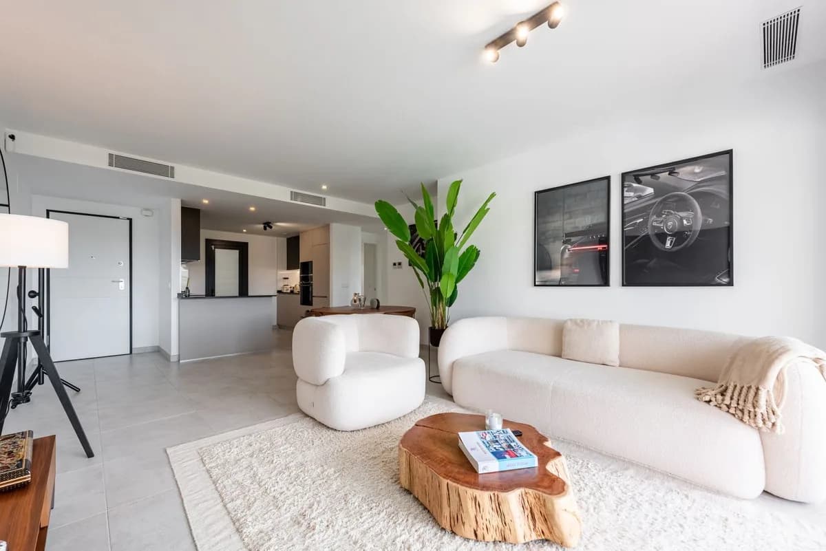 2 Bedroom Middle Floor Apartment for Sale in Atalaya, Málaga - Image 3