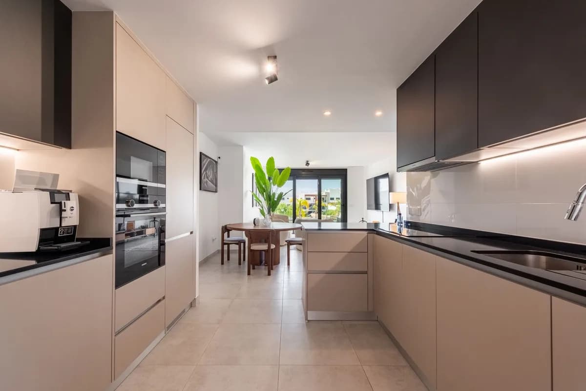 2 Bedroom Middle Floor Apartment for Sale in Atalaya, Málaga - Image 6