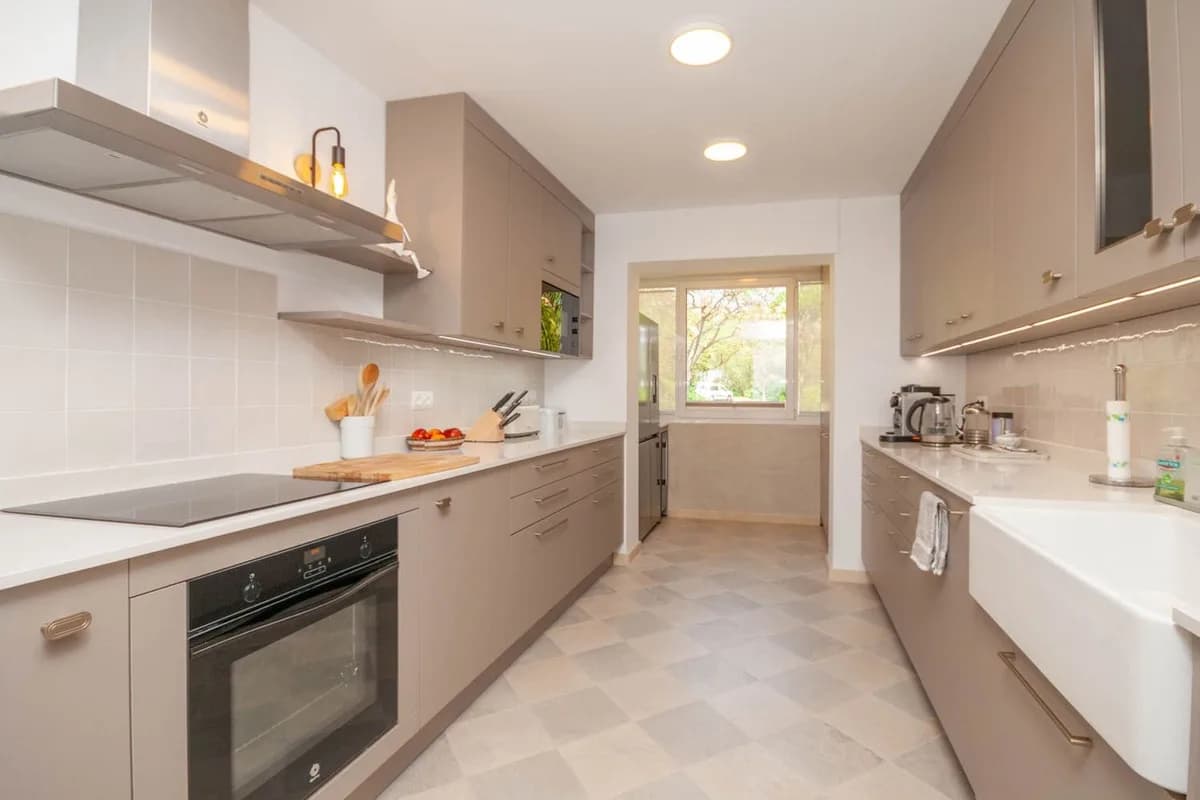 3 Bedroom Middle Floor Apartment for Sale in Elviria, Málaga - Image 4