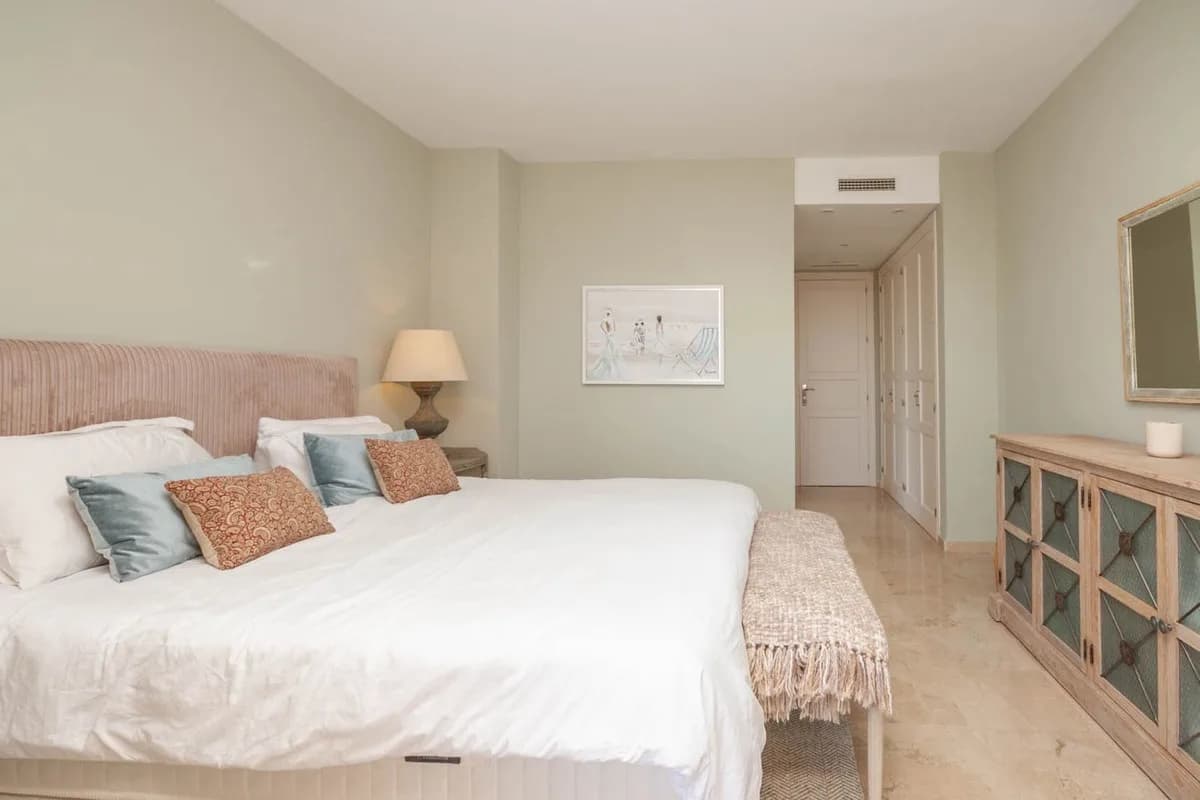 3 Bedroom Middle Floor Apartment for Sale in Elviria, Málaga - Image 5