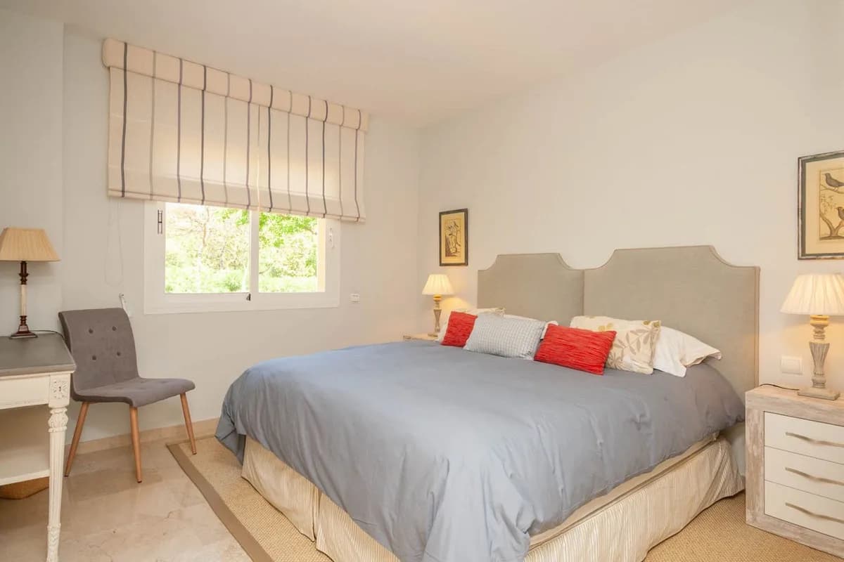 3 Bedroom Middle Floor Apartment for Sale in Elviria, Málaga - Image 7