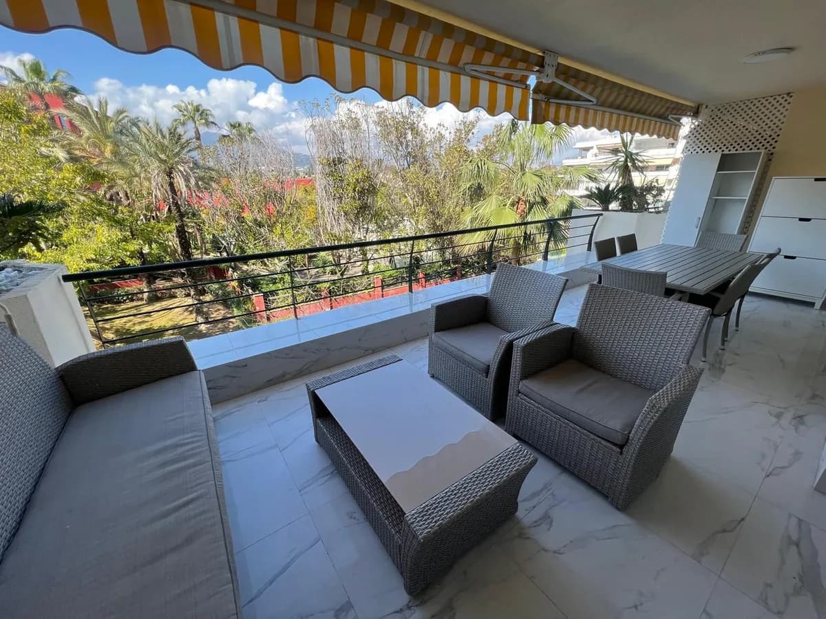 3 Bedroom Middle Floor Apartment for Sale in San Pedro de Alcántara, Málaga - Image 2