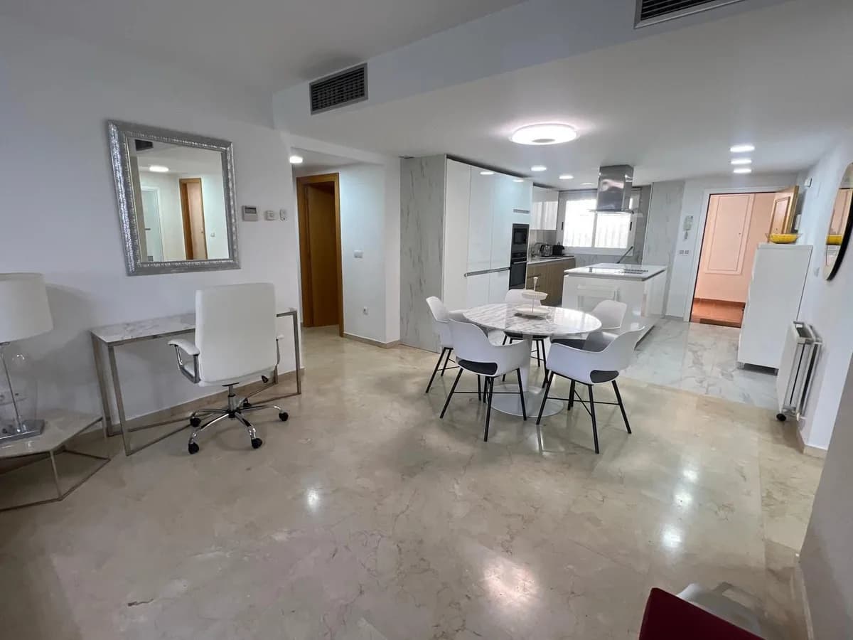 3 Bedroom Middle Floor Apartment for Sale in San Pedro de Alcántara, Málaga - Image 4
