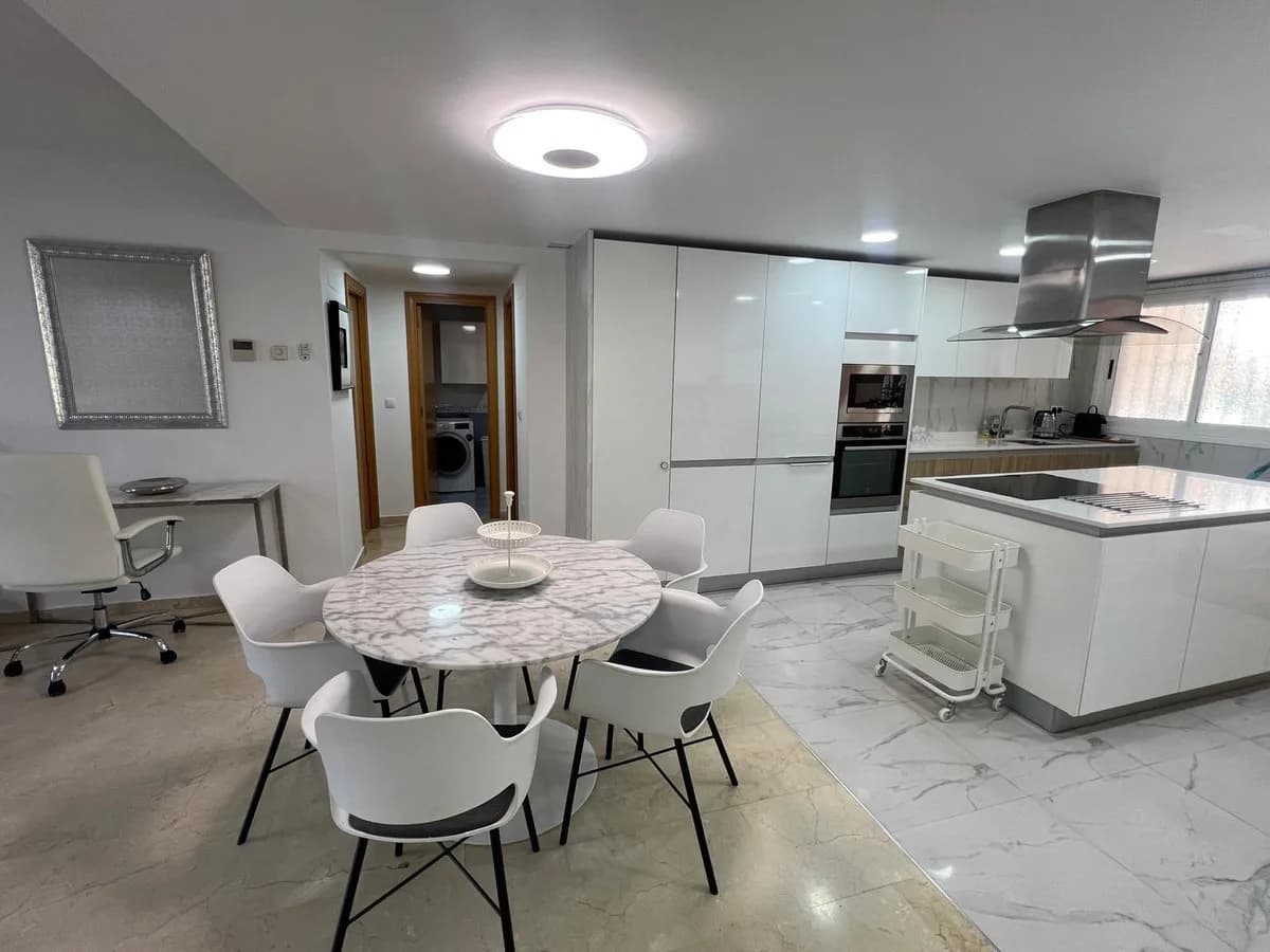 3 Bedroom Middle Floor Apartment for Sale in San Pedro de Alcántara, Málaga - Image 5