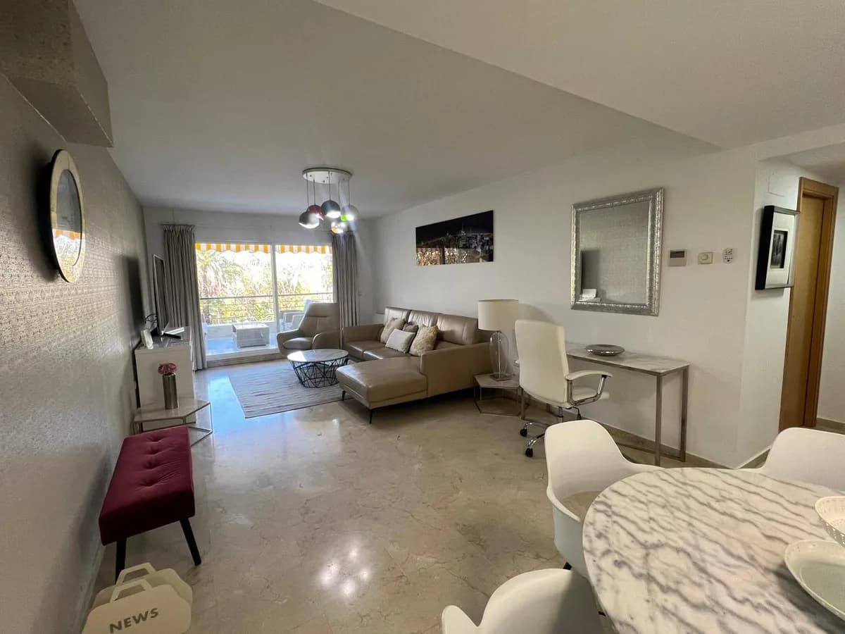 3 Bedroom Middle Floor Apartment for Sale in San Pedro de Alcántara, Málaga - Image 9