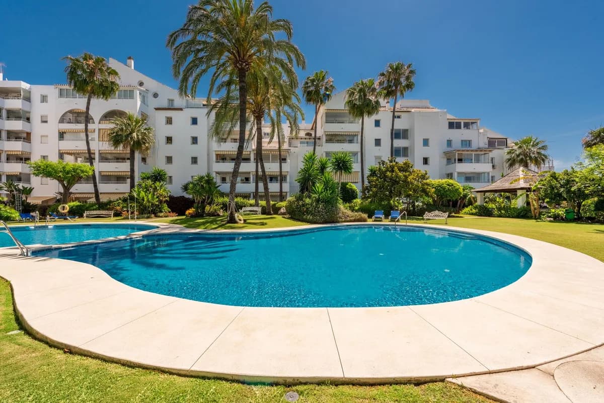 2 Bedroom Middle Floor Apartment for Sale in Atalaya, Málaga
