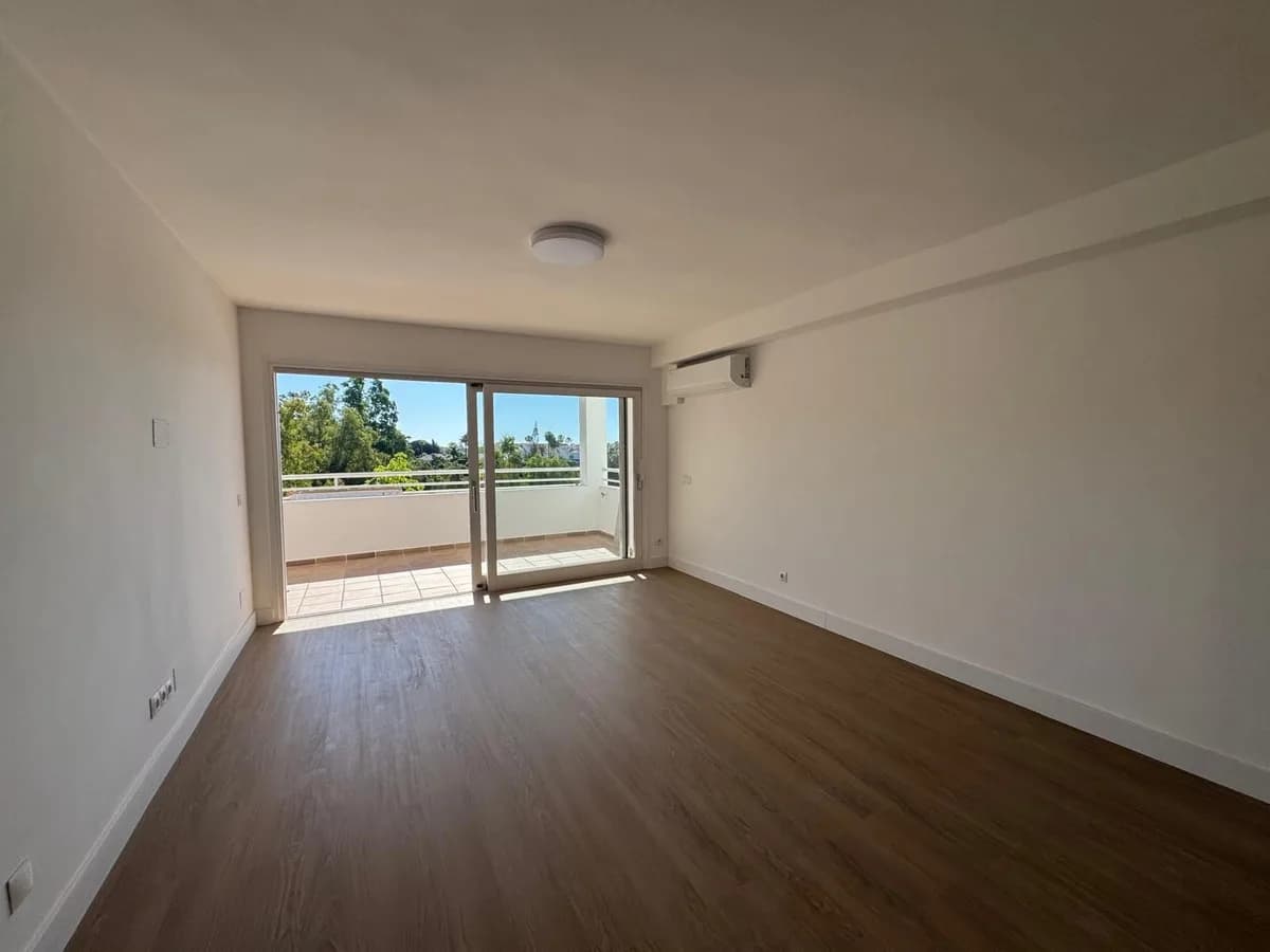 2 Bedroom Middle Floor Apartment for Sale in Atalaya, Málaga - Image 8
