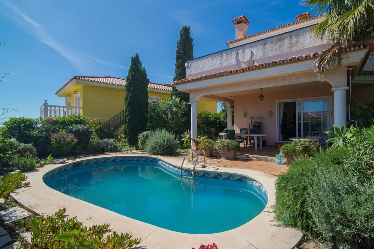 3 Bedroom Detached Villa for Sale in Fuengirola, Málaga - Image 2