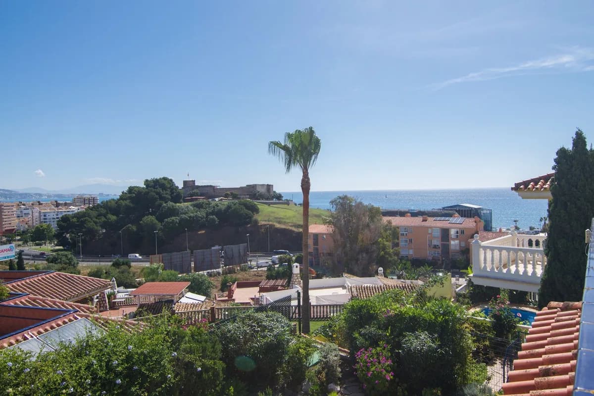 3 Bedroom Detached Villa for Sale in Fuengirola, Málaga - Image 3