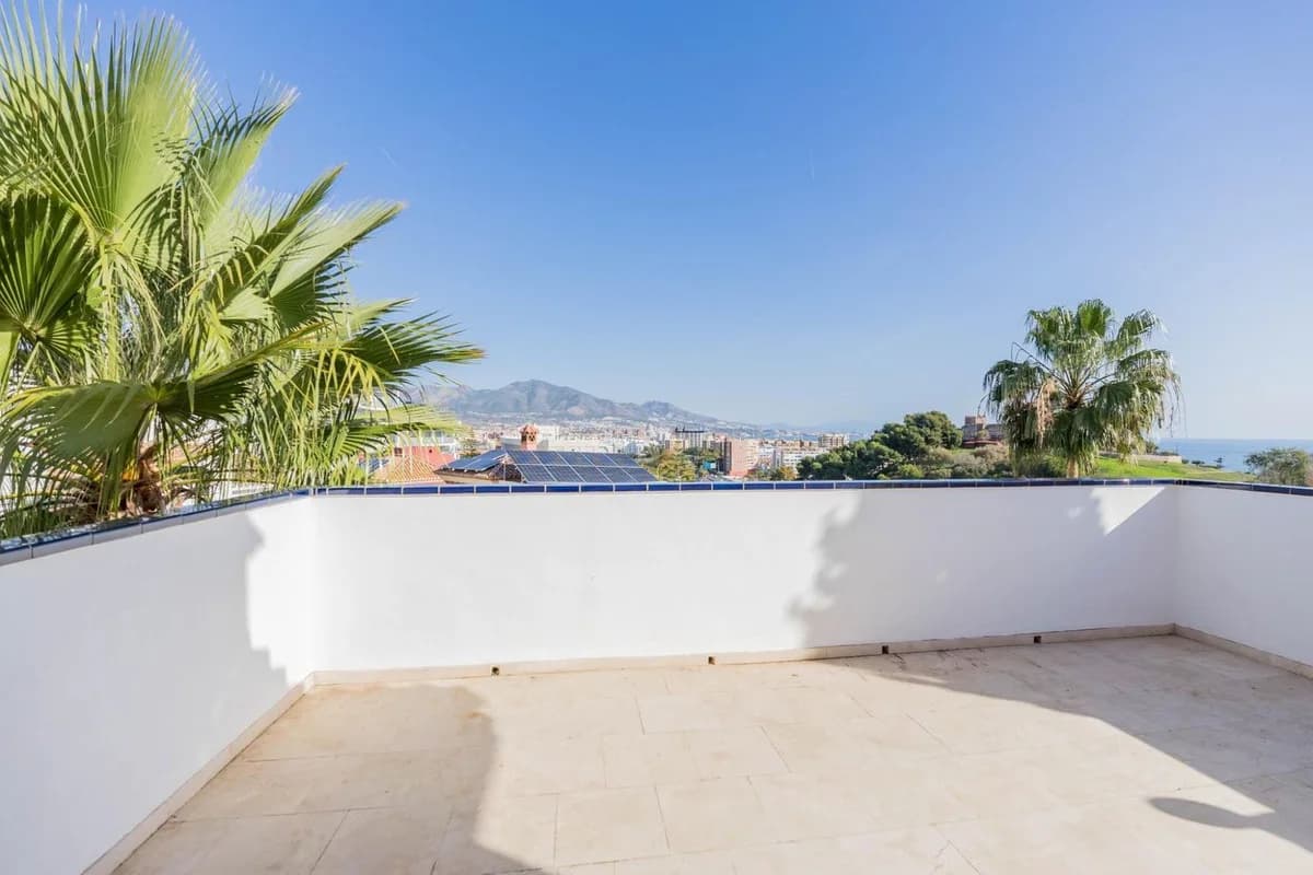 3 Bedroom Detached Villa for Sale in Fuengirola, Málaga - Image 4