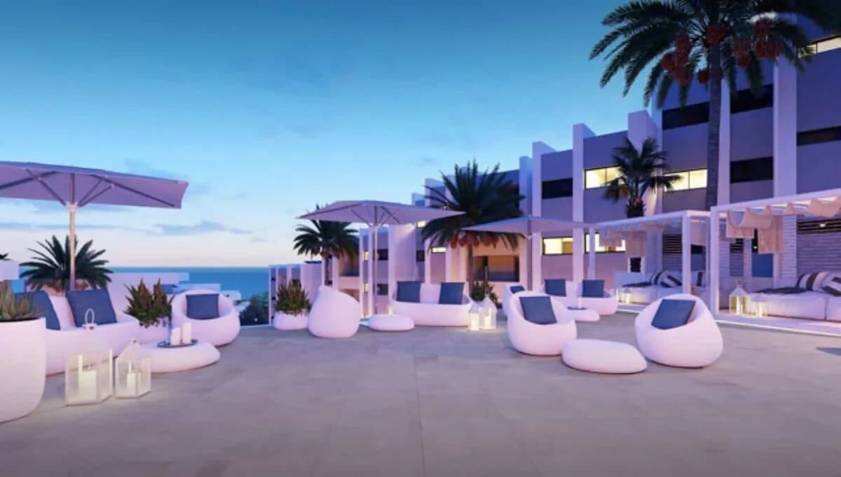 3 Bedroom Middle Floor Apartment for Sale in Manilva, Málaga - Image 2