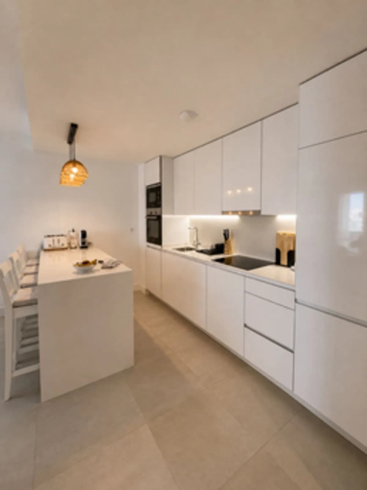 3 Bedroom Middle Floor Apartment for Sale in Manilva, Málaga - Image 5