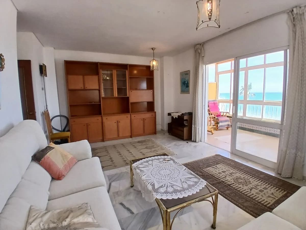 2 Bedroom Middle Floor Apartment for Sale in Torreblanca, Málaga - Image 8