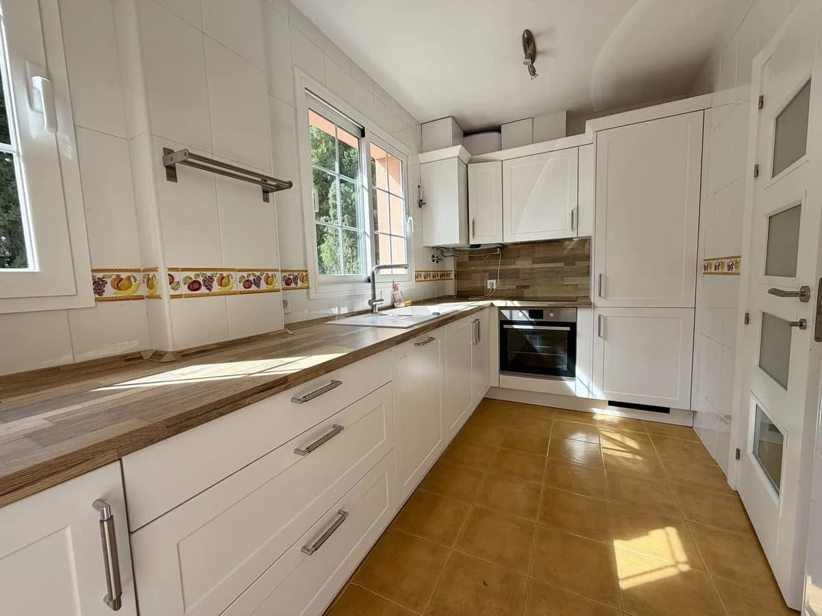 3 Bedroom Top Floor Apartment for Sale in Nueva Andalucía, Málaga - Image 6