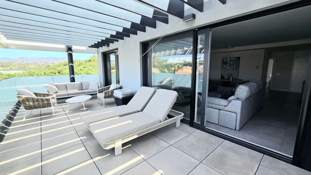 4 Bedroom Middle Floor Apartment for Sale in La Cala de Mijas, Málaga - Image 4