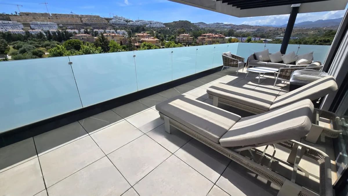 4 Bedroom Middle Floor Apartment for Sale in La Cala de Mijas, Málaga - Image 7