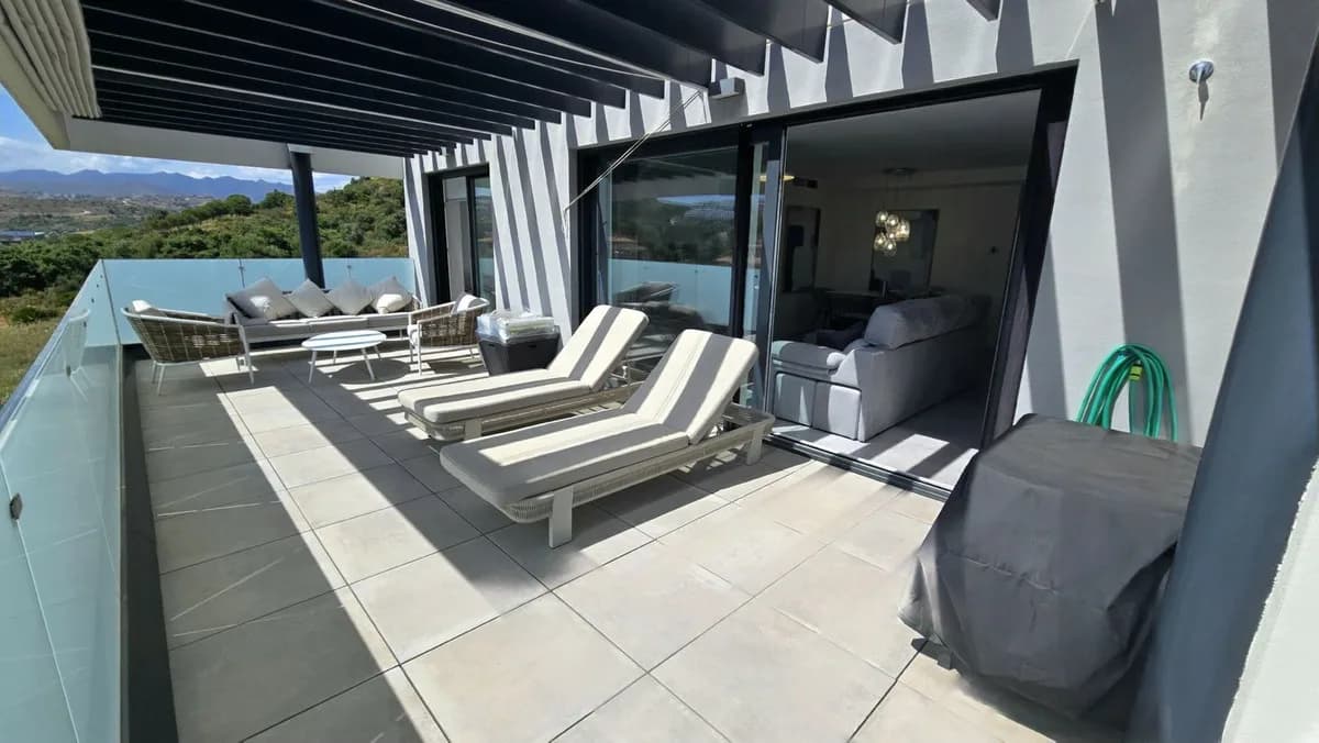 4 Bedroom Middle Floor Apartment for Sale in La Cala de Mijas, Málaga - Image 9