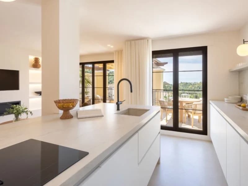 3 Bedroom Penthouse for Sale in Benahavís, Málaga - Image 3