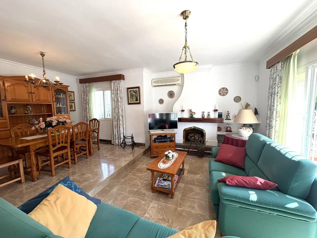 4 Bedroom Detached Villa for Sale in Alhaurín de la Torre, Málaga - Image 3