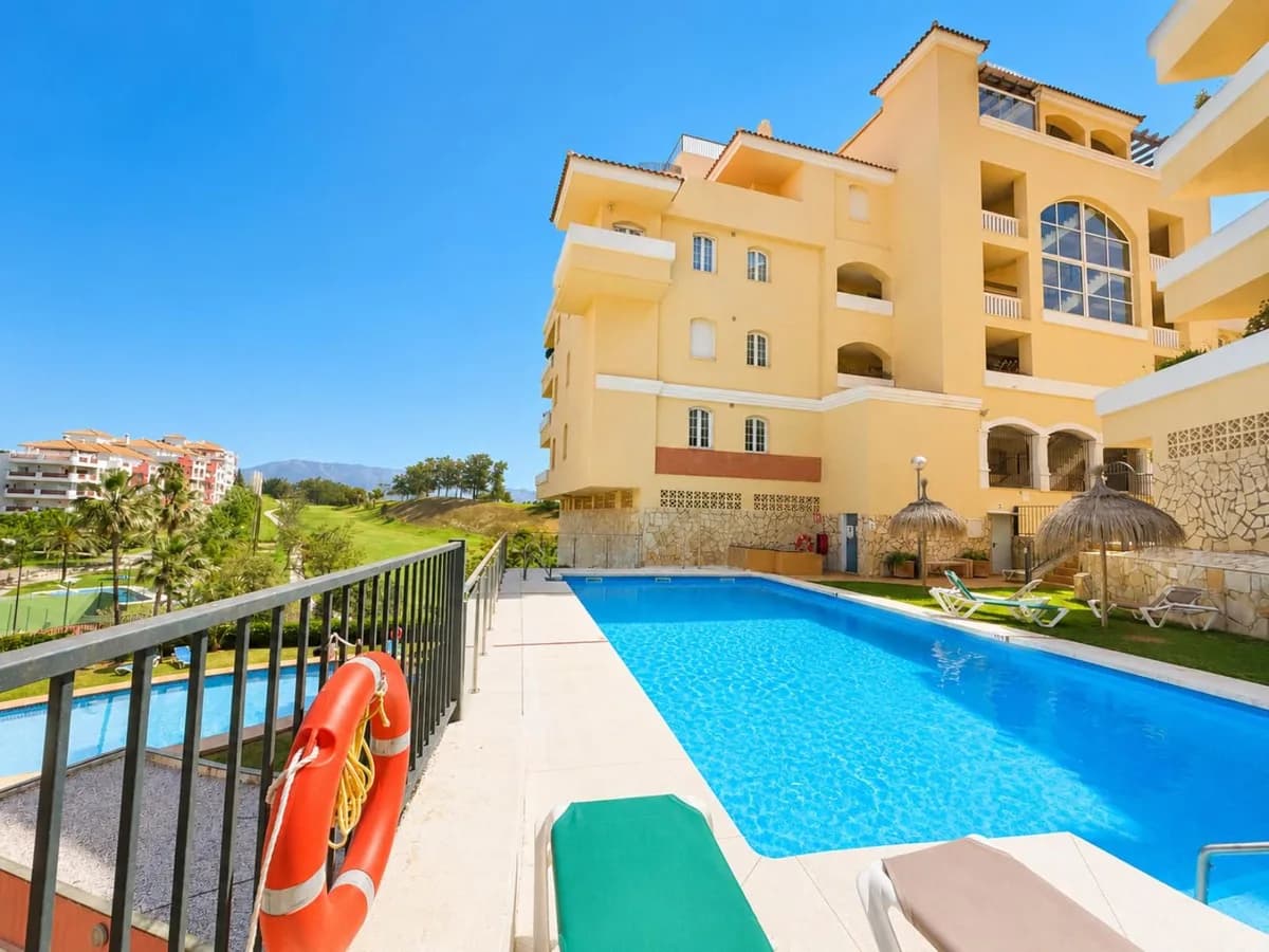 2 Bedroom Middle Floor Apartment for Sale in Riviera del Sol, Málaga - Image 2