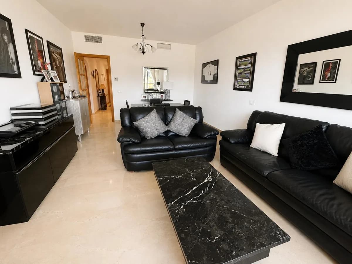 2 Bedroom Middle Floor Apartment for Sale in Riviera del Sol, Málaga - Image 4