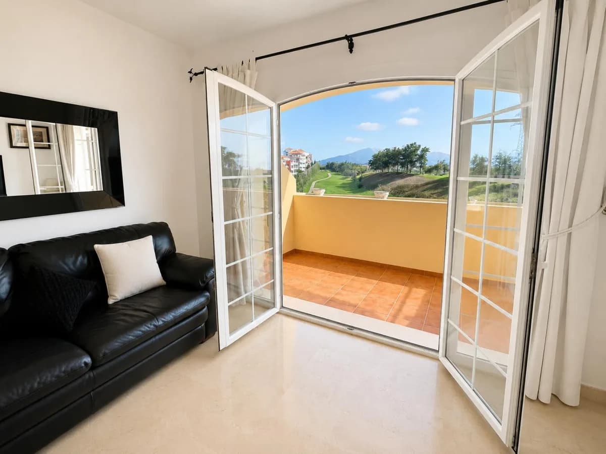 2 Bedroom Middle Floor Apartment for Sale in Riviera del Sol, Málaga - Image 9