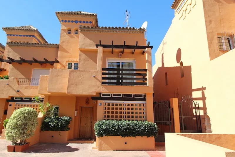 4 Bedroom Semi-Detached House for Sale in The Golden Mile, Málaga