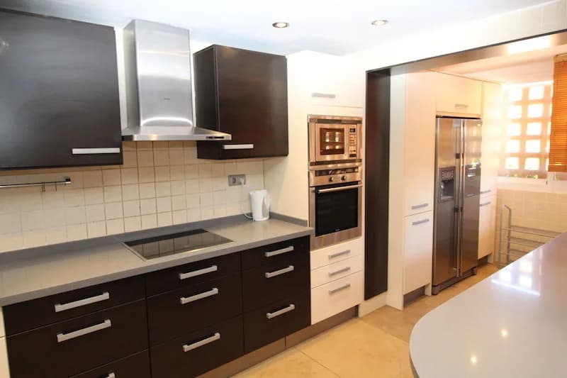 4 Bedroom Semi-Detached House for Sale in The Golden Mile, Málaga - Image 3