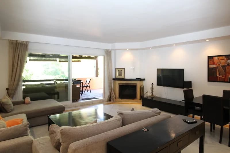 4 Bedroom Semi-Detached House for Sale in The Golden Mile, Málaga - Image 5