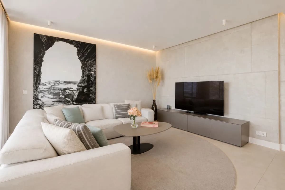 4 Bedroom Middle Floor Apartment for Sale in Estepona, Málaga - Image 4