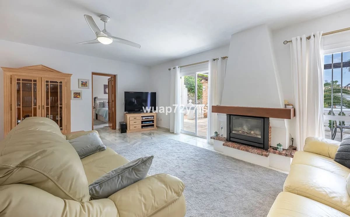 3 Bedroom Detached Villa for Sale in El Rosario, Málaga - Image 4