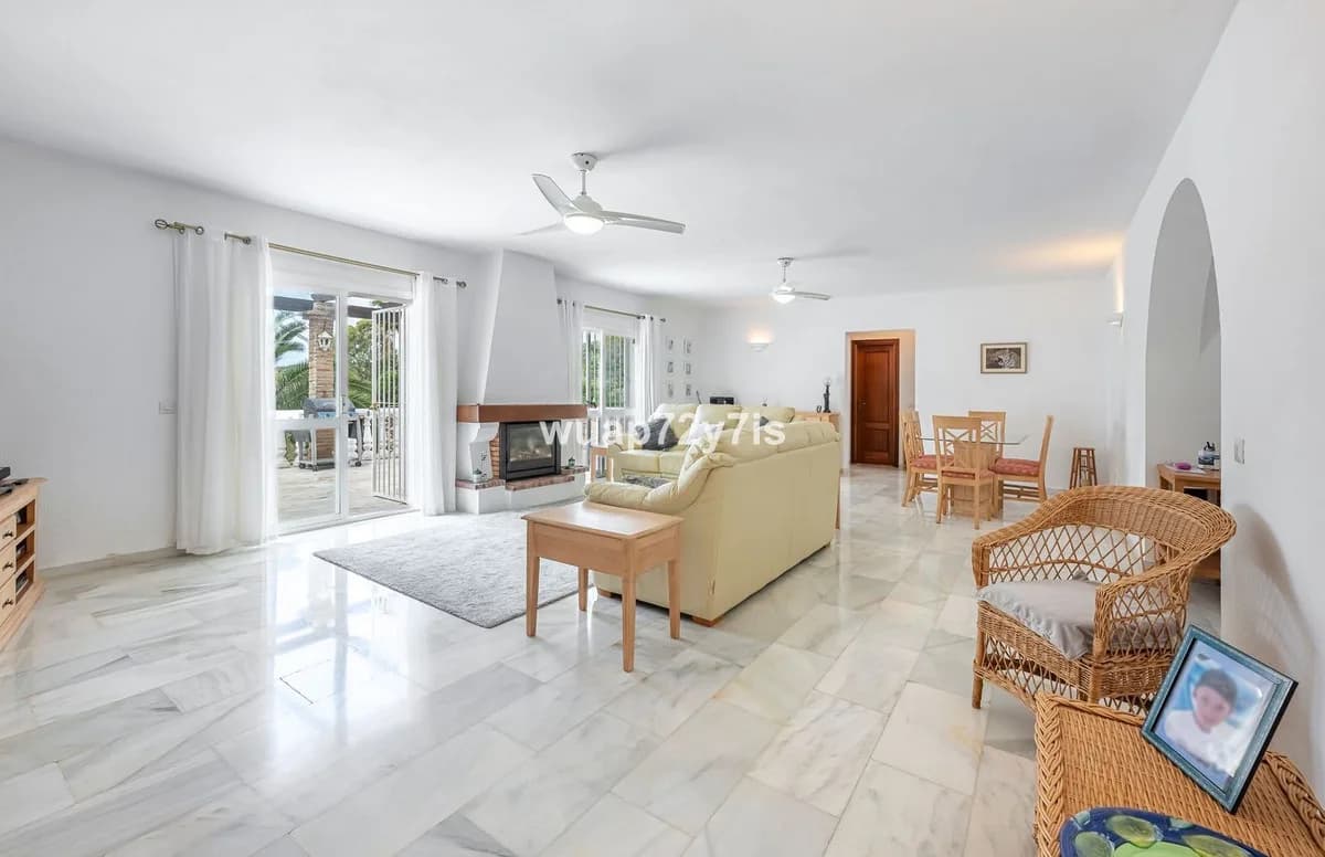 3 Bedroom Detached Villa for Sale in El Rosario, Málaga - Image 5