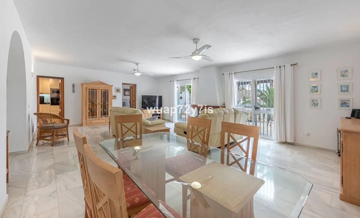 3 Bedroom Detached Villa for Sale in El Rosario, Málaga - Image 7