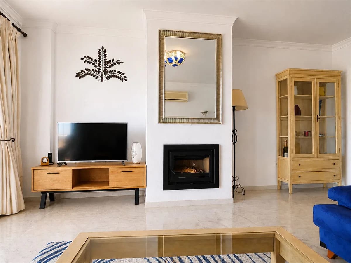 3 Bedroom Middle Floor Apartment for Sale in Calahonda, Málaga - Image 5