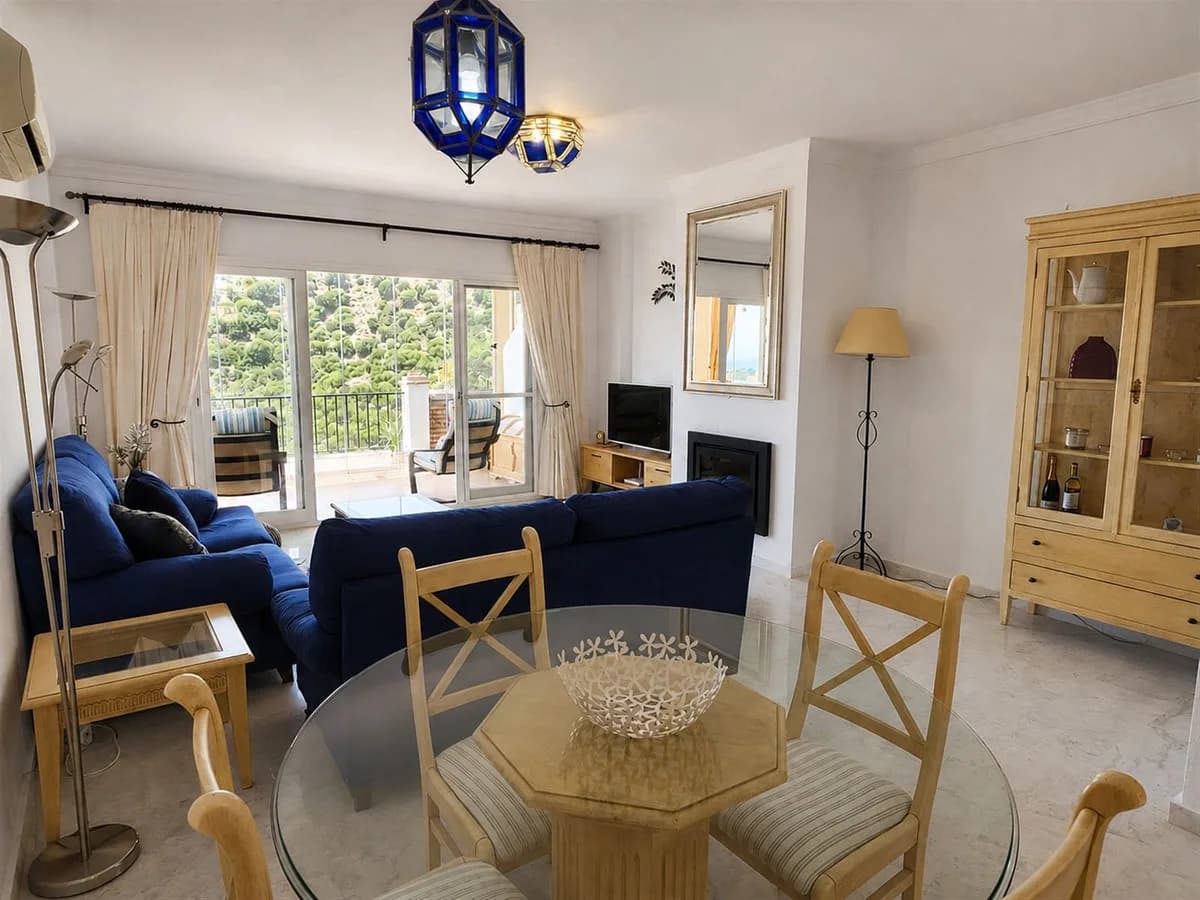 3 Bedroom Middle Floor Apartment for Sale in Calahonda, Málaga - Image 7