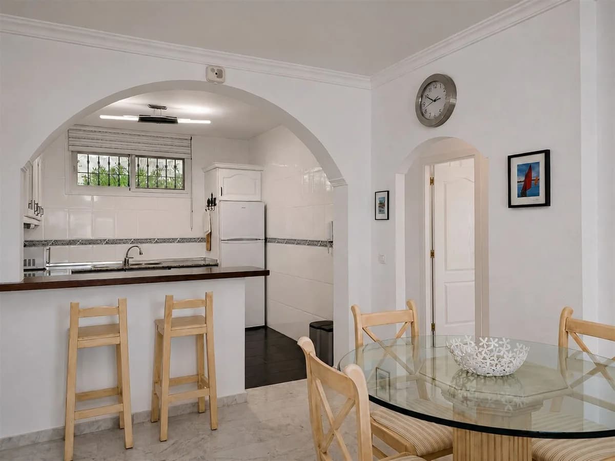3 Bedroom Middle Floor Apartment for Sale in Calahonda, Málaga - Image 8