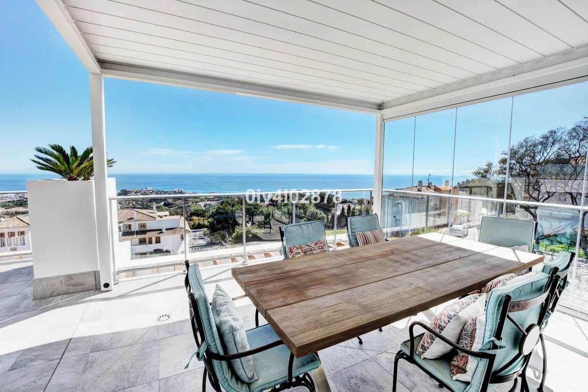 3 Bedroom Penthouse for Sale in Benalmadena Pueblo, Málaga - Image 2