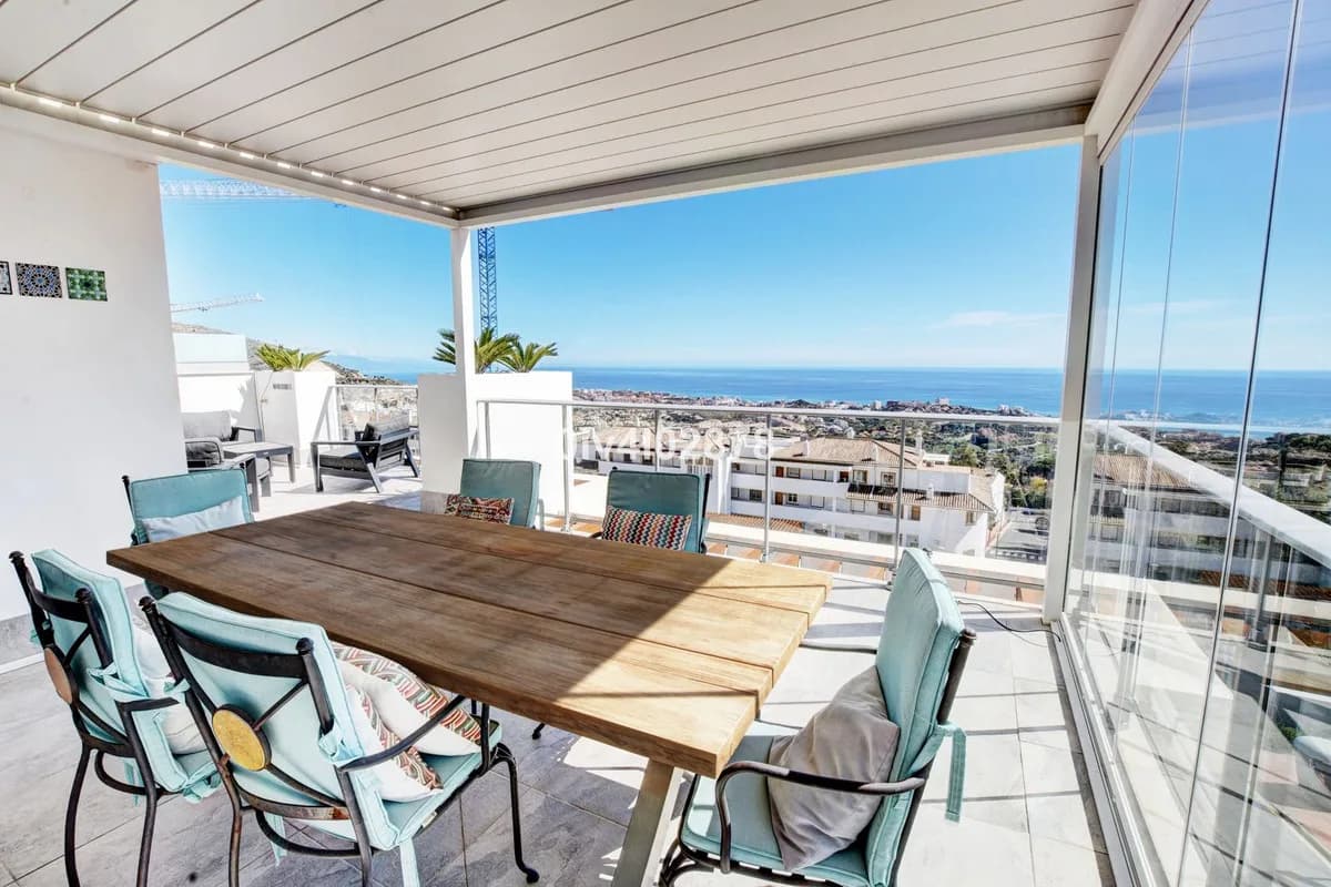 3 Bedroom Penthouse for Sale in Benalmadena Pueblo, Málaga - Image 3
