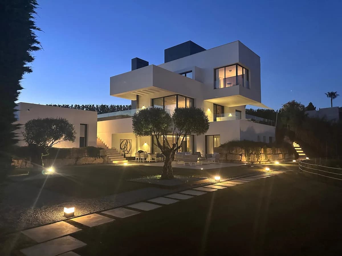5 Bedroom Detached Villa for Sale in Benahavís, Málaga - Image 2