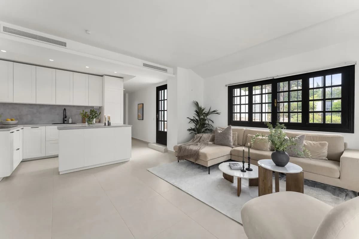 3 Bedroom Middle Floor Apartment for Sale in Nueva Andalucía, Málaga - Image 6