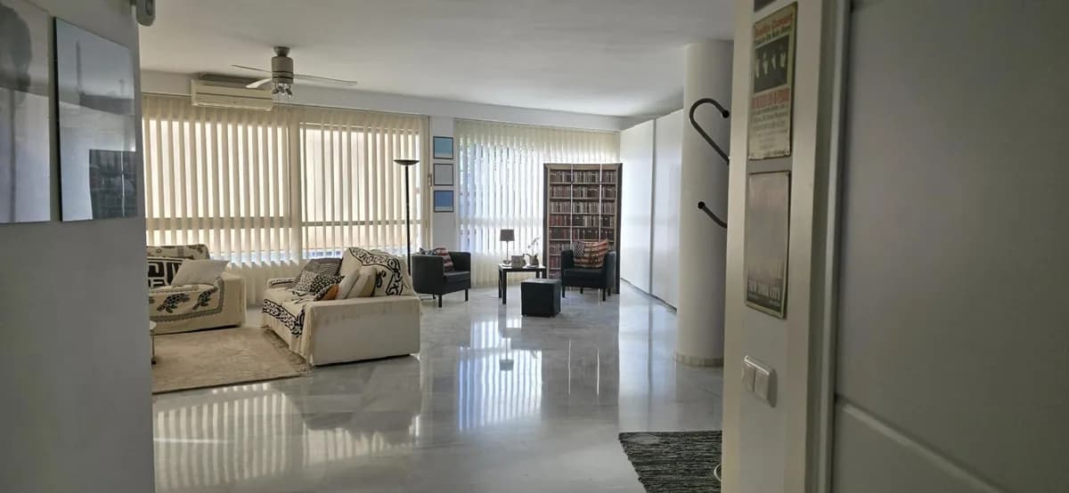 2 Bedroom Middle Floor Apartment for Sale in Marbella, Málaga - Image 4