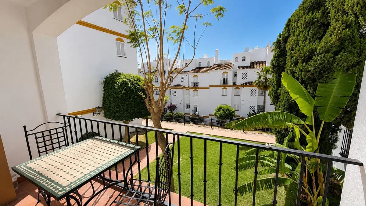 2 Bedroom Middle Floor Apartment for Sale in Atalaya, Málaga - Image 2