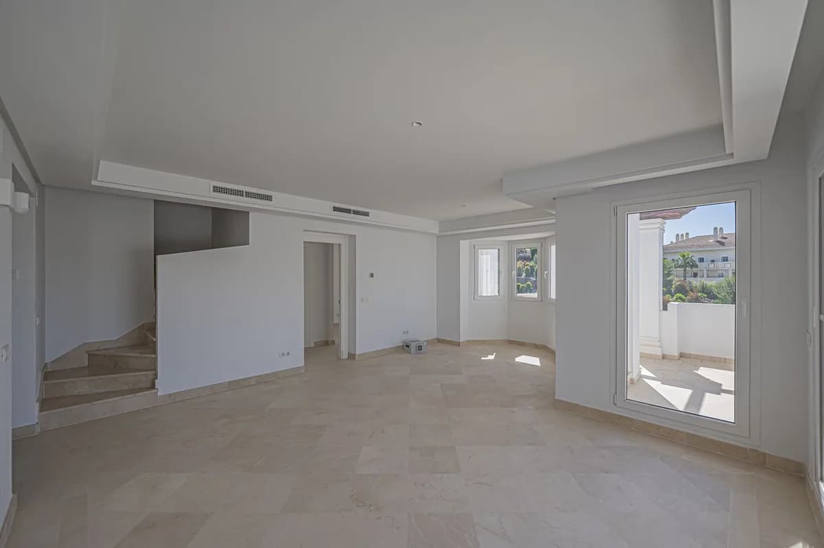 2 Bedroom Penthouse for Sale in Nueva Andalucía, Málaga - Image 5