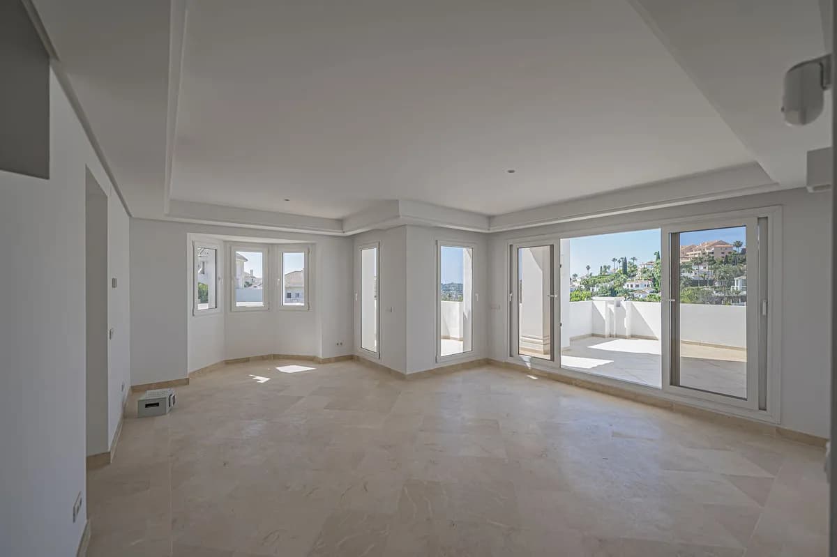 2 Bedroom Penthouse for Sale in Nueva Andalucía, Málaga - Image 7