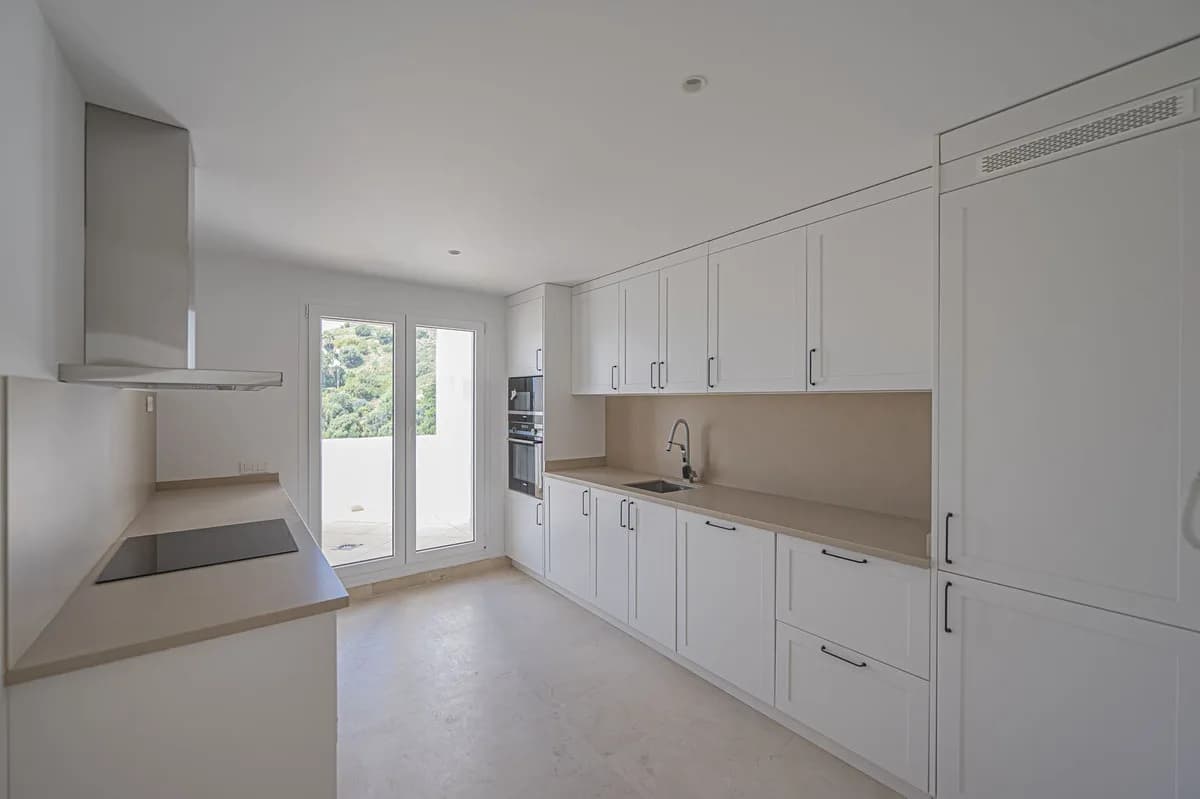 2 Bedroom Penthouse for Sale in Nueva Andalucía, Málaga - Image 9