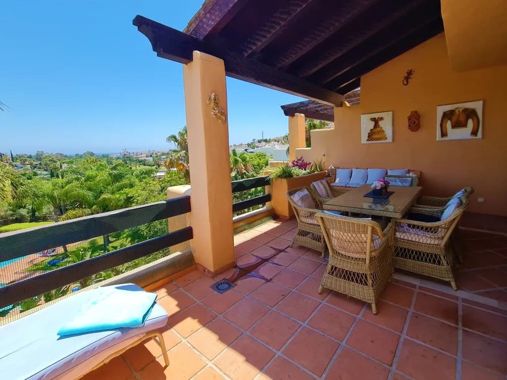 2 Bedroom Middle Floor Apartment for Sale in New Golden Mile, Málaga