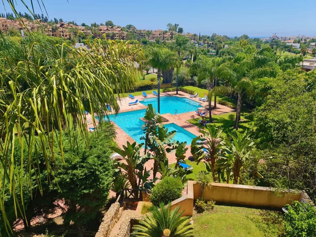 2 Bedroom Middle Floor Apartment for Sale in New Golden Mile, Málaga - Image 2