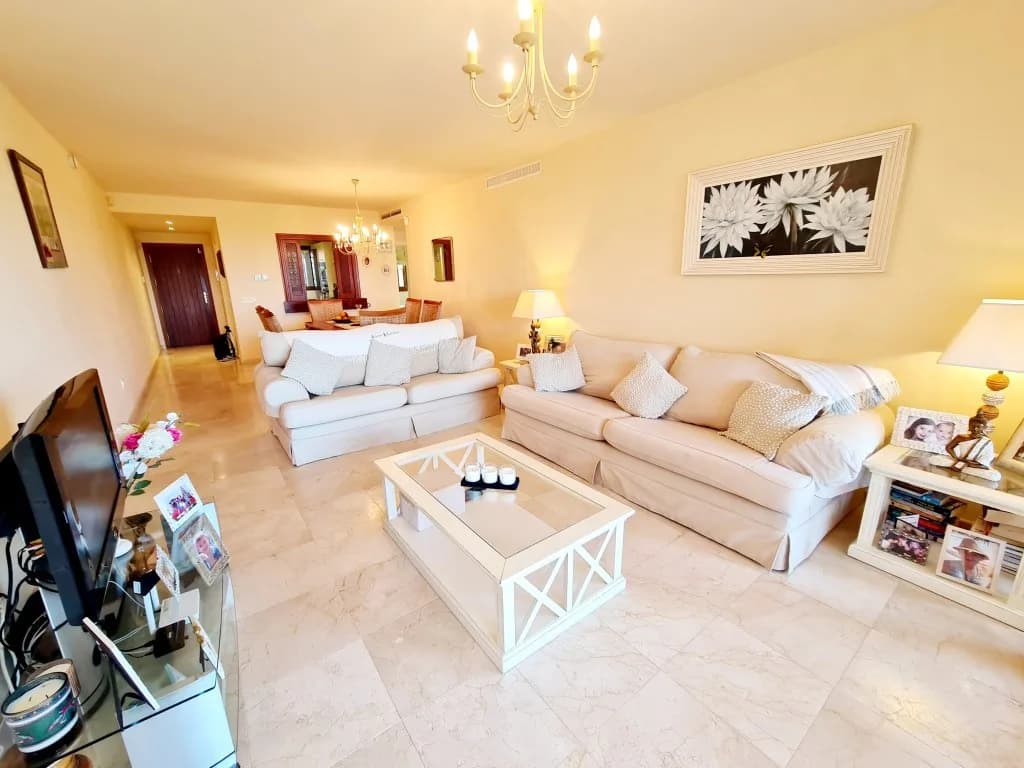 2 Bedroom Middle Floor Apartment for Sale in New Golden Mile, Málaga - Image 3