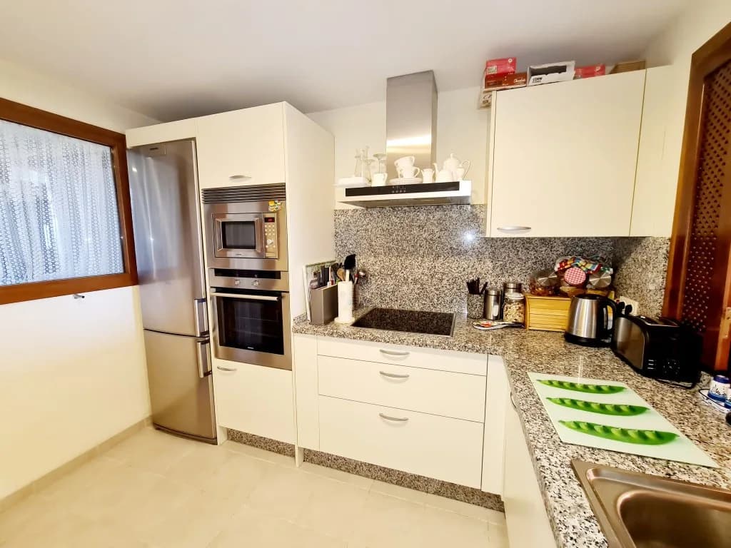 2 Bedroom Middle Floor Apartment for Sale in New Golden Mile, Málaga - Image 4